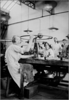 [Kobiety przy pracy na linii produkcyjnej w fabryce zbrojeniowej Schneidera&Cie w Hawrze]
