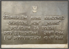 Fotografia tablicy: Żołnierzom Armii Krajowej Okręgów "Nów' i "Wiano" poległym za Polskę pod Surkontami 21.VIII 1994 i w Poddubiczach 19.VIII 1944