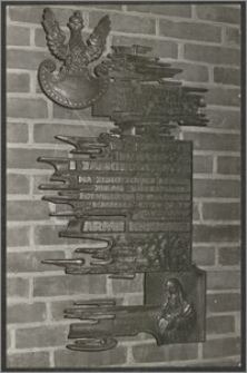 Fotografia tablicy: W hołdzie poległym i zamordowanych na zbroczonej krwią ziemii Wileńskiej żołnierzom z Oddziału "Kmicica" oraz V i VI Brygady Armii Krajowej