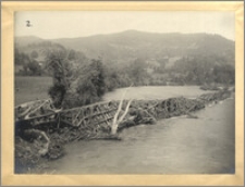 Zniszczony most na rzece