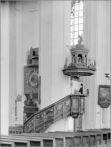 Gdańsk. Kościół Wniebowzięcia NMP. Wnętrze. Ambona i zegar astronomiczny 