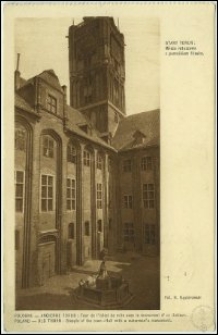 Toruń - Ratusz Staromiejski - Stary Toruń: Wieża ratuszowa z pomnikiem flisaka