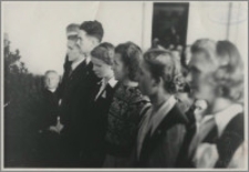 [Immatrykulacja studentów podczas inauguracja roku akademickiego 1946 / 1947 w Uniwersytecie Mikołaja Koprenika w Toruniu portret grupowy]