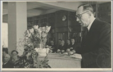 [Uroczyste otwarcie Biblioteki Uniwersyteckiej w Toruniu, 10 maja 1947 roku portret wygłaszającego przemówienie Zygmunta Chojnickiego]