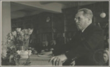 [Uroczyste otwarcie Biblioteki Uniwersyteckiej w Toruniu, 10 maja 1947 roku portret wygłaszającego przemówienie Witolda Bełzy]
