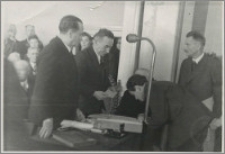 Inauguracja roku akademickiego 1945 / 1946 w Uniwersytecie Mikołaja Kopernika w Toruniu wręczanie studentom indeksów